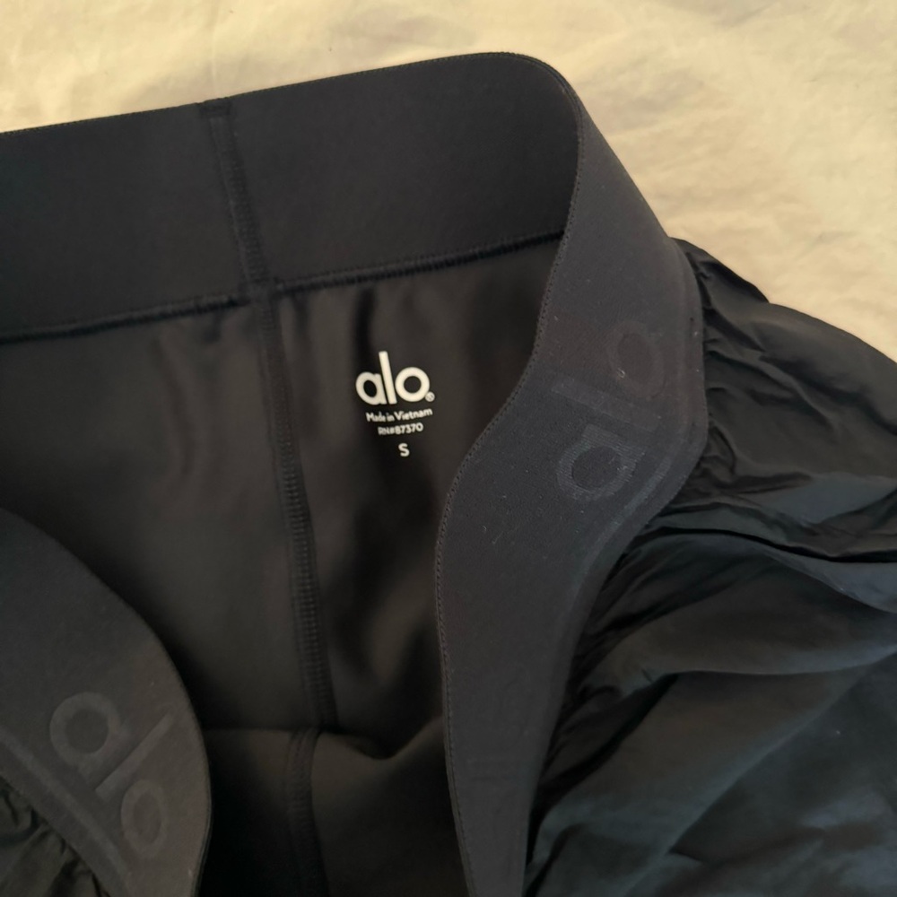 ALO Yoga Jet Black Dual-Layer Shorts - Picture 3 of 4